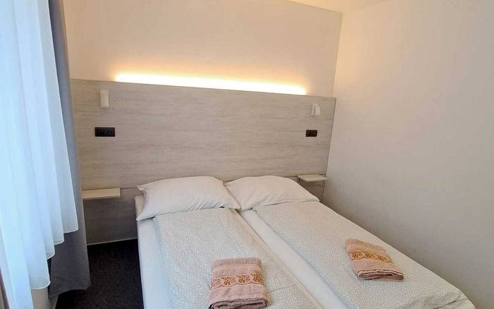 Dvojlôžková izba s manželskou posteľou
