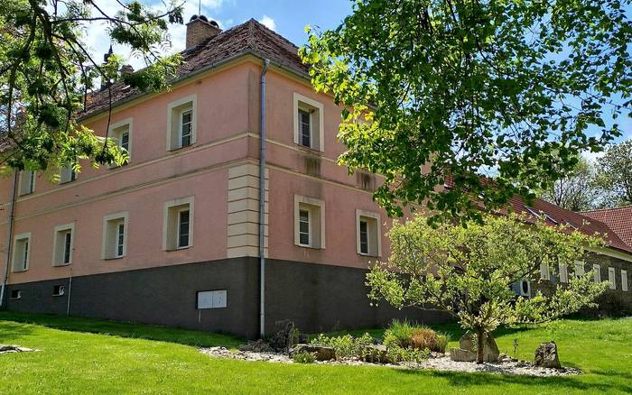 pohled na hlavní budovu Statku ze silnice