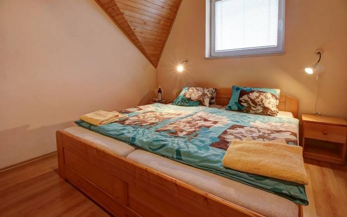 Dvojlôžková izba s manželskou posteľou