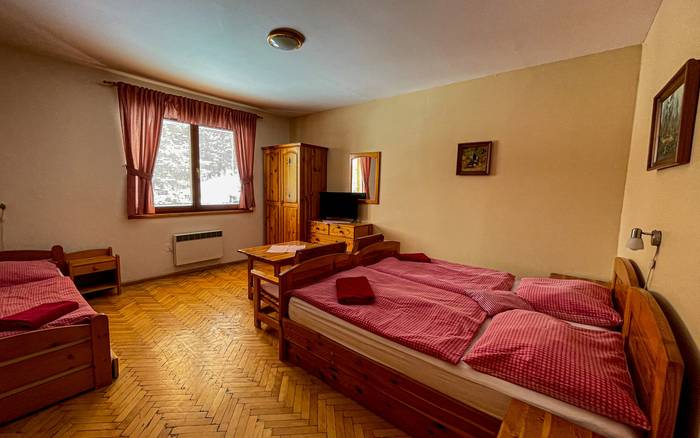 Trojlôžková izba so spoločnou kúpeľňou