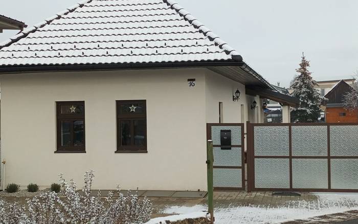 Chalúpka na krok od raja v zime