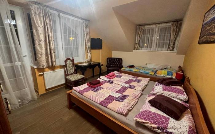 Třílůžkový pokoj s balkonem a společnou koupelnou