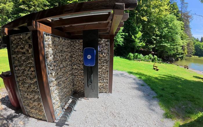 Nabíjacia stanica pre elektrobicykle pri jezere turzov