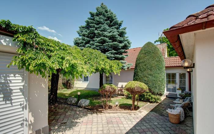 Ház a kastélyparkban