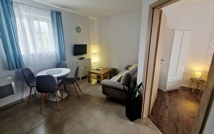 Dvojlôžkový apartmán s vlastnou kuchynkou, terasou alebo balkónom a možnosťou až 2 prístelok