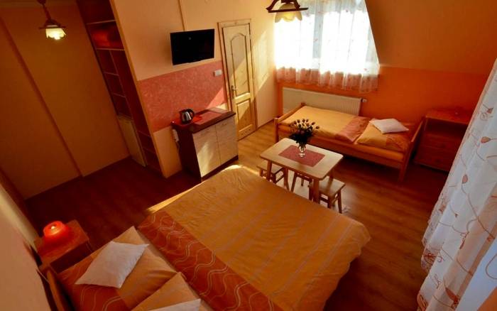 Oranžová trojlôžková izba s balkónom