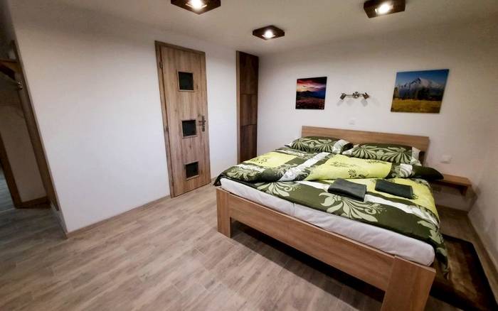 Dvojlôžková izba s manželskou posteľou