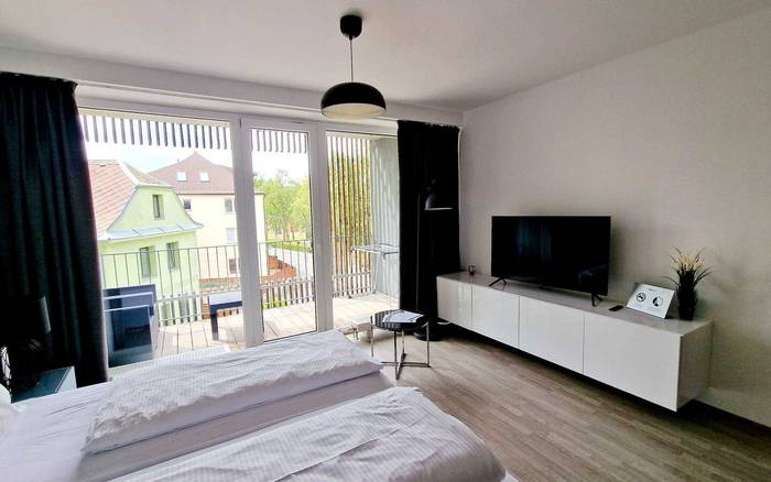 Studio 1+kk a balkonem s manželskou postelí