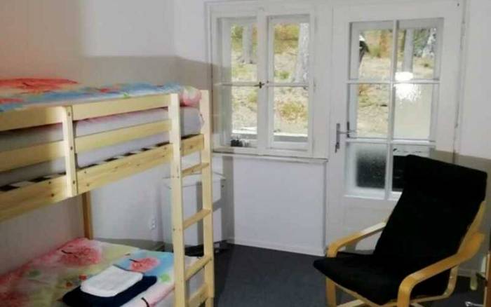 Dvoulůžkový pokoj s palandou, balkonem a sdílenou koupelnou