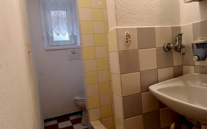 sprchovací kút a wc