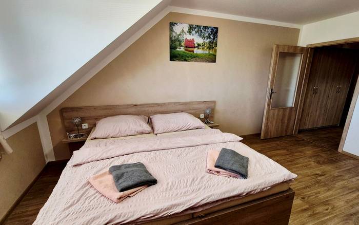 12. Pokoj pro dvě až tři osoby, první patro