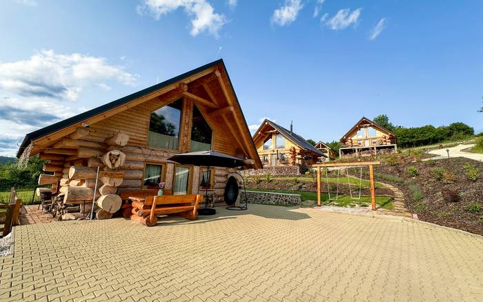 Zrubová rozprávka nad rybníkom