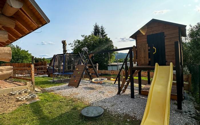 Zrubová rozprávka nad rybníkom