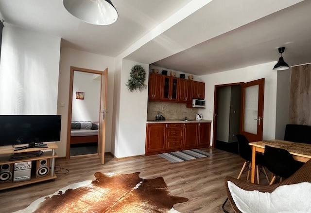 obývycia izba s komplet zariadenou kuchyňou