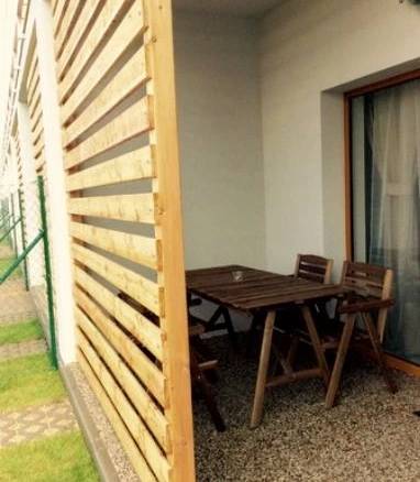 Vlastní předzahrádka, uzamykatelné parkování, velká terasa, kolárna.