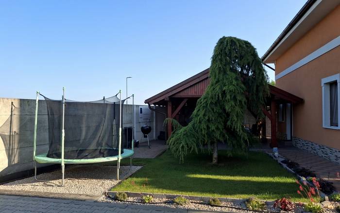 Vedľ. budova, altánok, trampulína