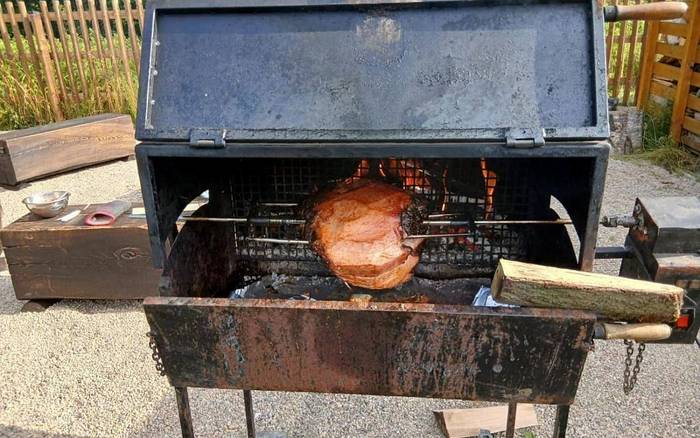 Otočný gril na kýtu na 230V chalupy