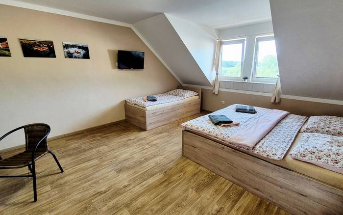 8. Pokoj pro dvě až tři osoby, první patro