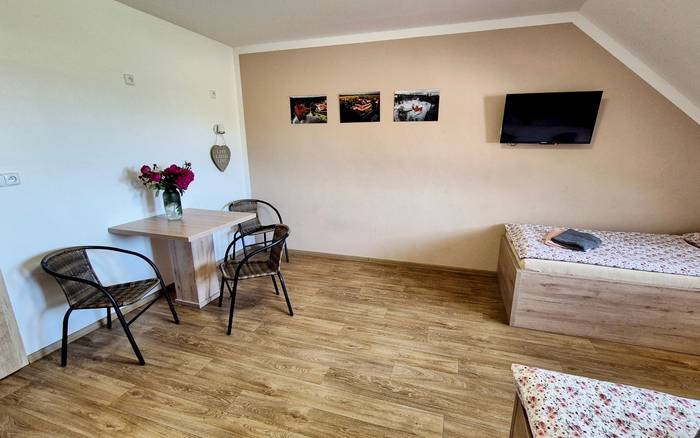 8. Pokoj pro dvě až tři osoby, první patro