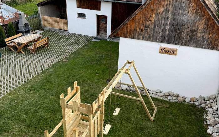 Detské ihrisko + posedenie a grill