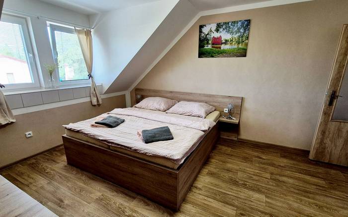 12. Pokoj pro dvě až tři osoby, první patro