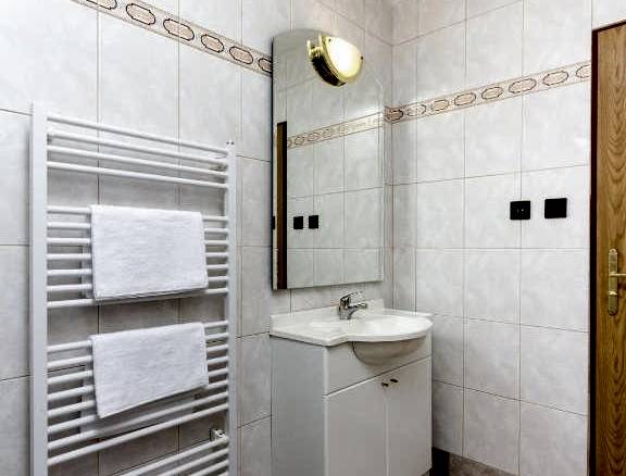 Izba s manželskou posteľou a súkromnou kúpeľňou