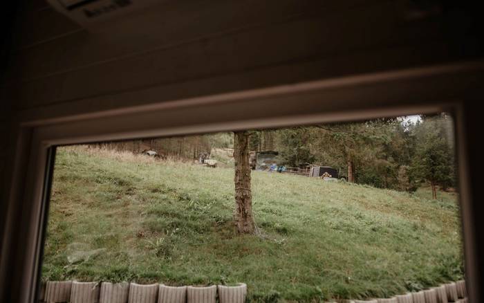 Neporiadok v zadnej časti za domom