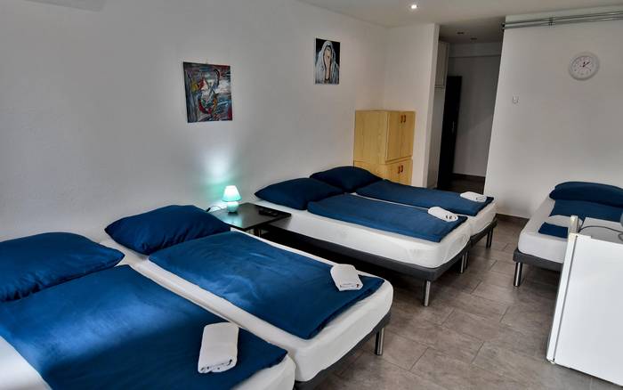 Izba č. 7 päťlôžková bez kuchynky a s terasou na prízemí