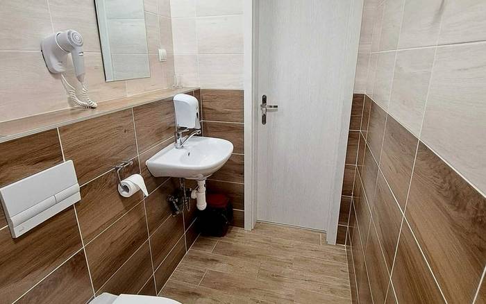 Dvojlôžková izba s manželskou posteľou
