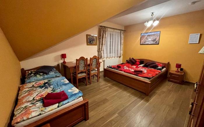 Třílůžkový pokoj s vlastní koupelnou a TV