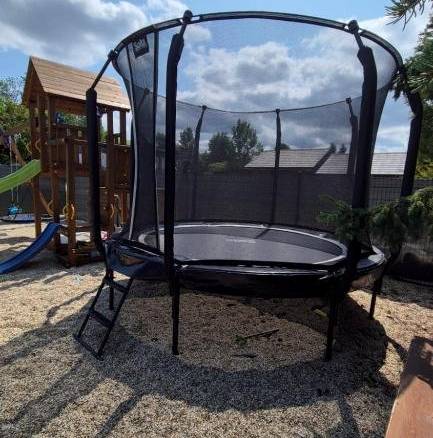 Priestranné detské ihrisko s domčekom, hojdačkami, šmýkačkou, pieskoviskom, trampolínou