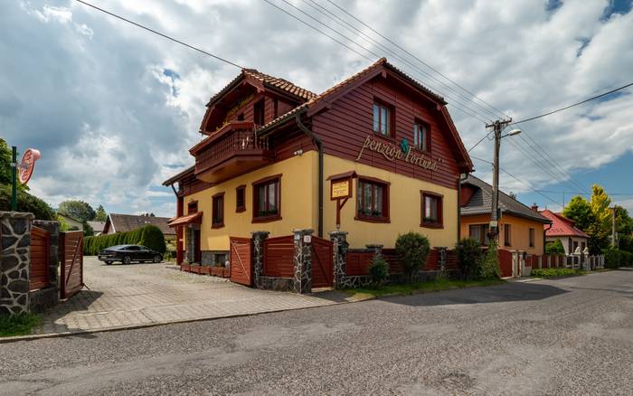 Pohľad na Penzion Fortuna z ulice