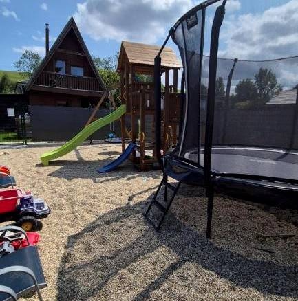 Vlastné priestranné detské ihrisko s domčekom, hojdačkami, šmýkačkou, pieskoviskom, trampolínou