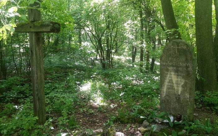 Tomb of Baron Albert and his dog