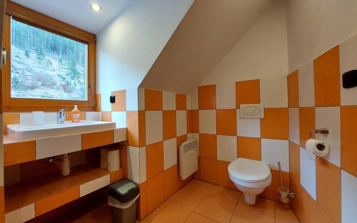 Kúpeľňa s WC na poschodí na chate č.1 pre 12 osôb