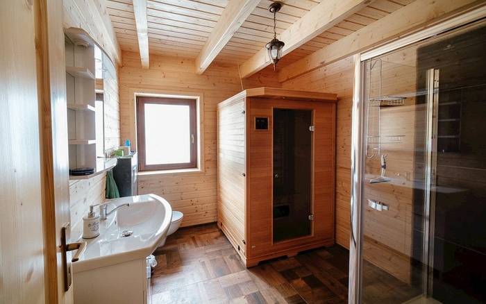 spodné WC, sauna, sprchový kút