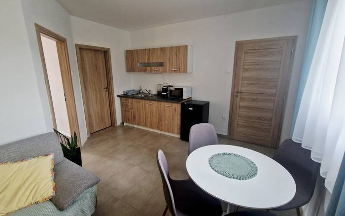 Dvojlôžkový apartmán s vlastnou kuchynkou, terasou alebo balkónom a možnosťou až 2 prístelok