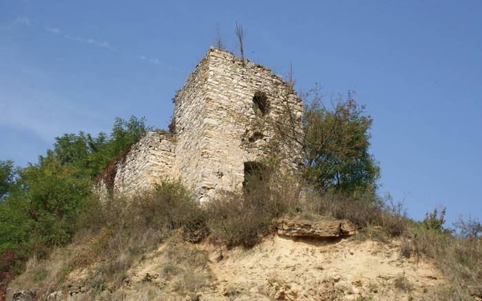 The ruins of the church in Bretka