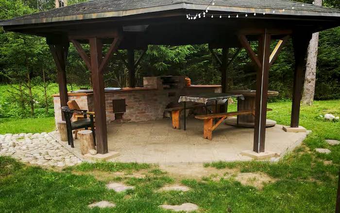 Altánok s grilom a vstavaným kotlíkom