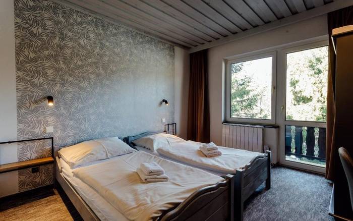 Dvojlôžková izba s oddelenými lôžkami a balkónom