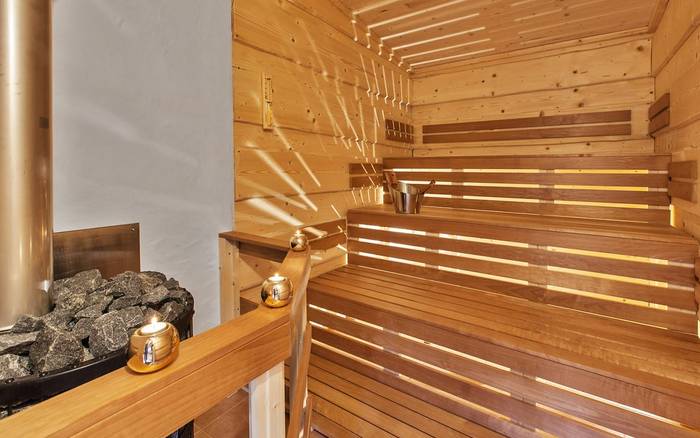 veľká a vysoká sauna s 3 lavicami umožní saunovanie v rozdielnych teplotách. na spodnej lavici môžu saunovaniu privoňať aj deti a tí odolnejší si prídu na svoje na vrchnej lavici 