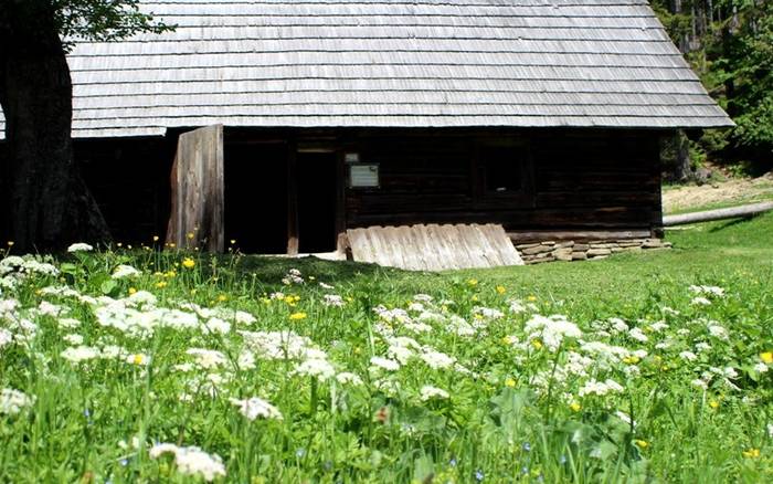 Kysucký skanzen Vychylovka - pohľad do okna minulého storočia