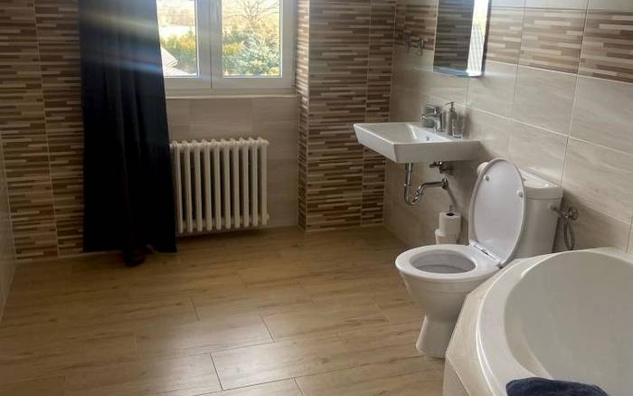 Čtyřlůžkový pokoj s přistýlkami - bílá budova