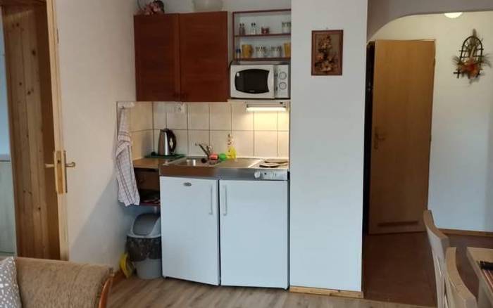 kuchynka so sedením v apartmáne č.1