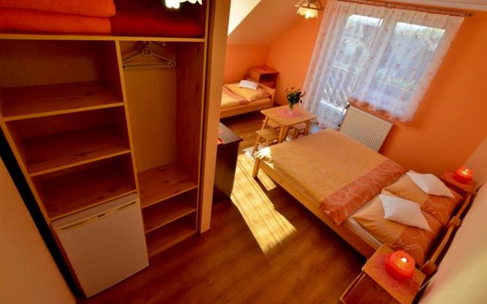 Oranžová trojlôžková izba s balkónom