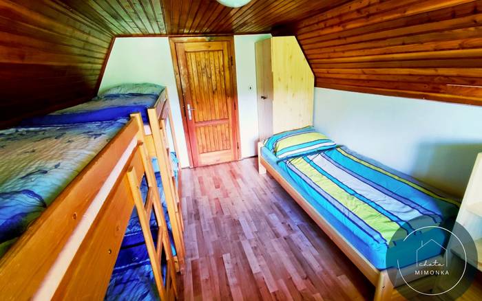 Druhá spálňa s piatimi lôžkami a dreveným obkladom