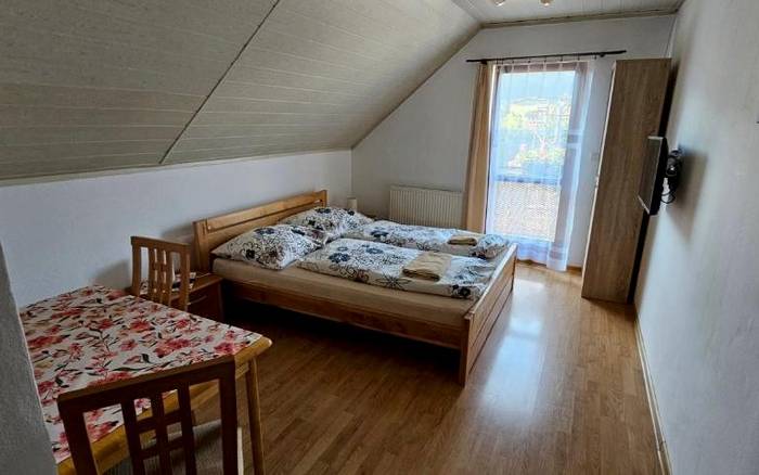 Veľká dvojlôžková izba s manželskou posteľou