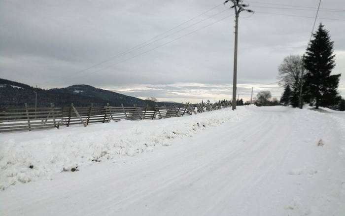  cesta po hrebeni popri nrj ide bezkarska trat priamo do lyziarskeho strediska Orava Snow