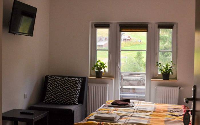 Dvojlôžková izba s kúpeľňou a balkónom, manželská posteľ + prístelka