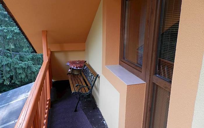 Horný balkón pohľad od dverí malej izby